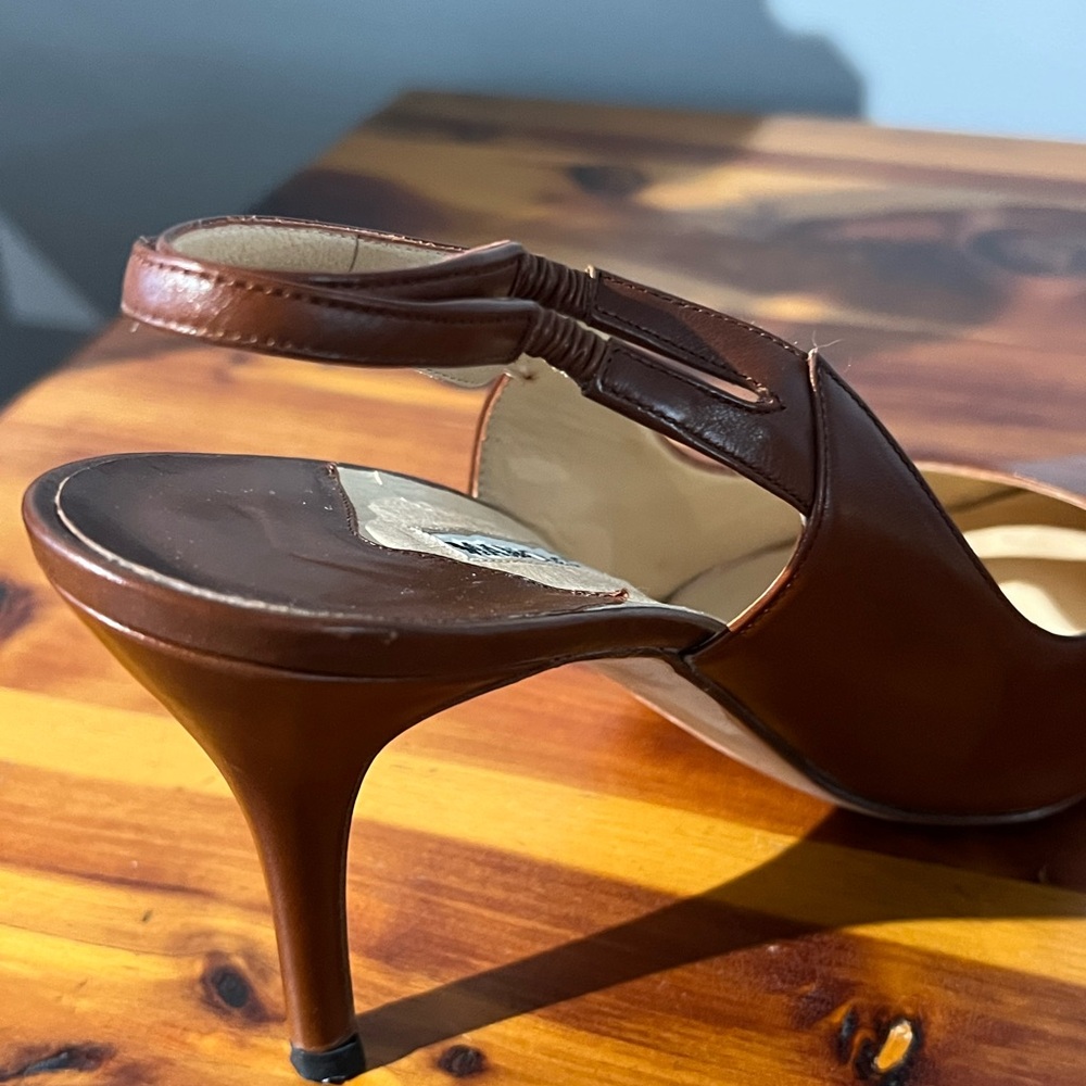 Vintage Manolo Blahnik Brown Leather Slingback Pumps - Picture 15 of 16